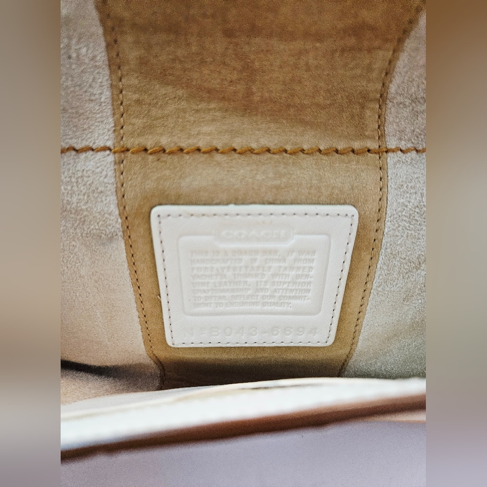 Coach Hampton Leather Beige White Wristlet Clutch Buckle Logo Charm 6694 - Picture 9 of 11